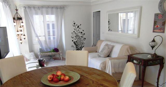 Charming Corner Abode With Castle Views Διαμέρισμα Νίκαια Εξωτερικό φωτογραφία