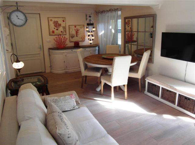 Charming Corner Abode With Castle Views Διαμέρισμα Νίκαια Εξωτερικό φωτογραφία